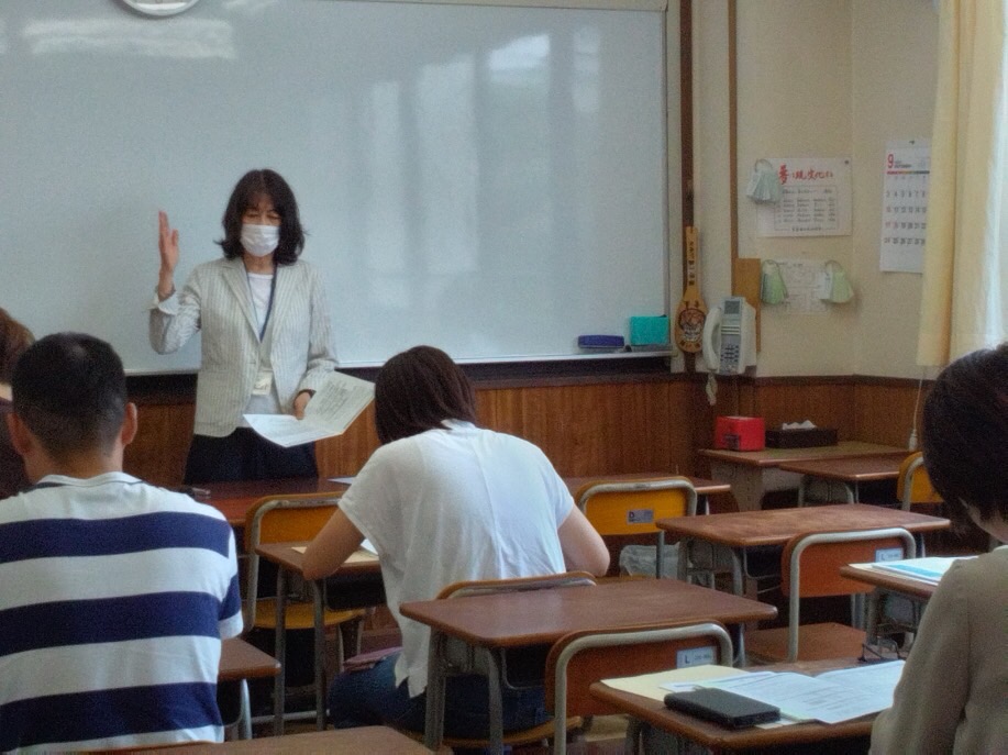 入江塾の説明会のようす（教室で先生が保護者の方にお話ししている）